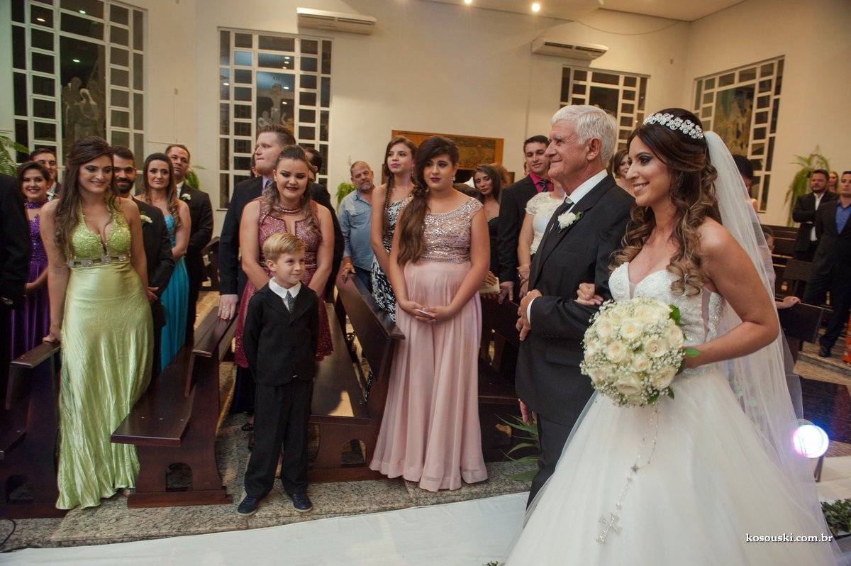 entrando na igreja pra casar com meu pai