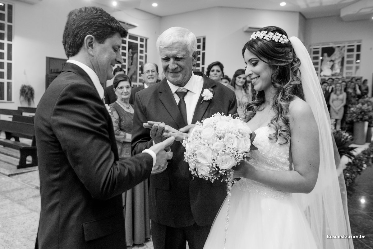 pai dando a mao da filha em casamento