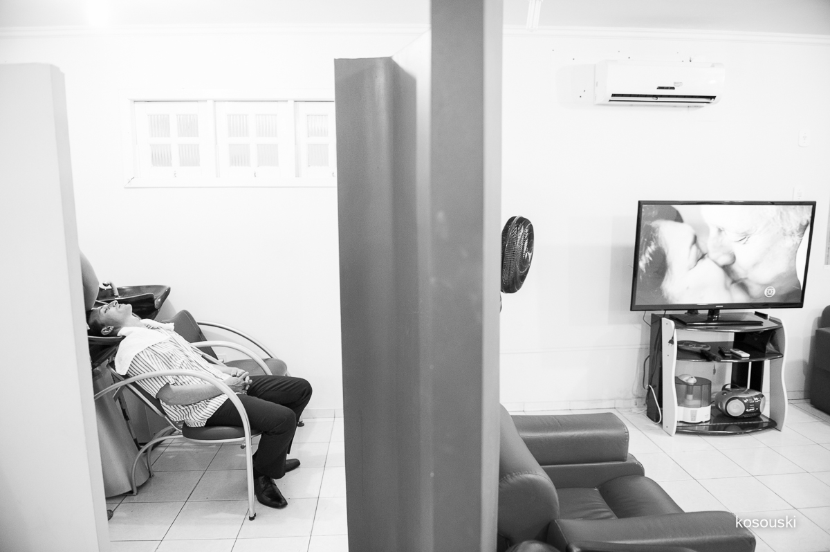 noivo no salao de beleza lavando a cabeca