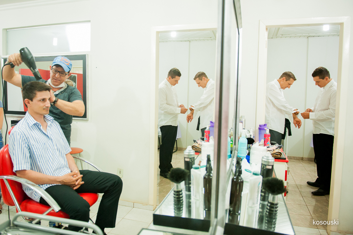 pai e filho no salão de beleza