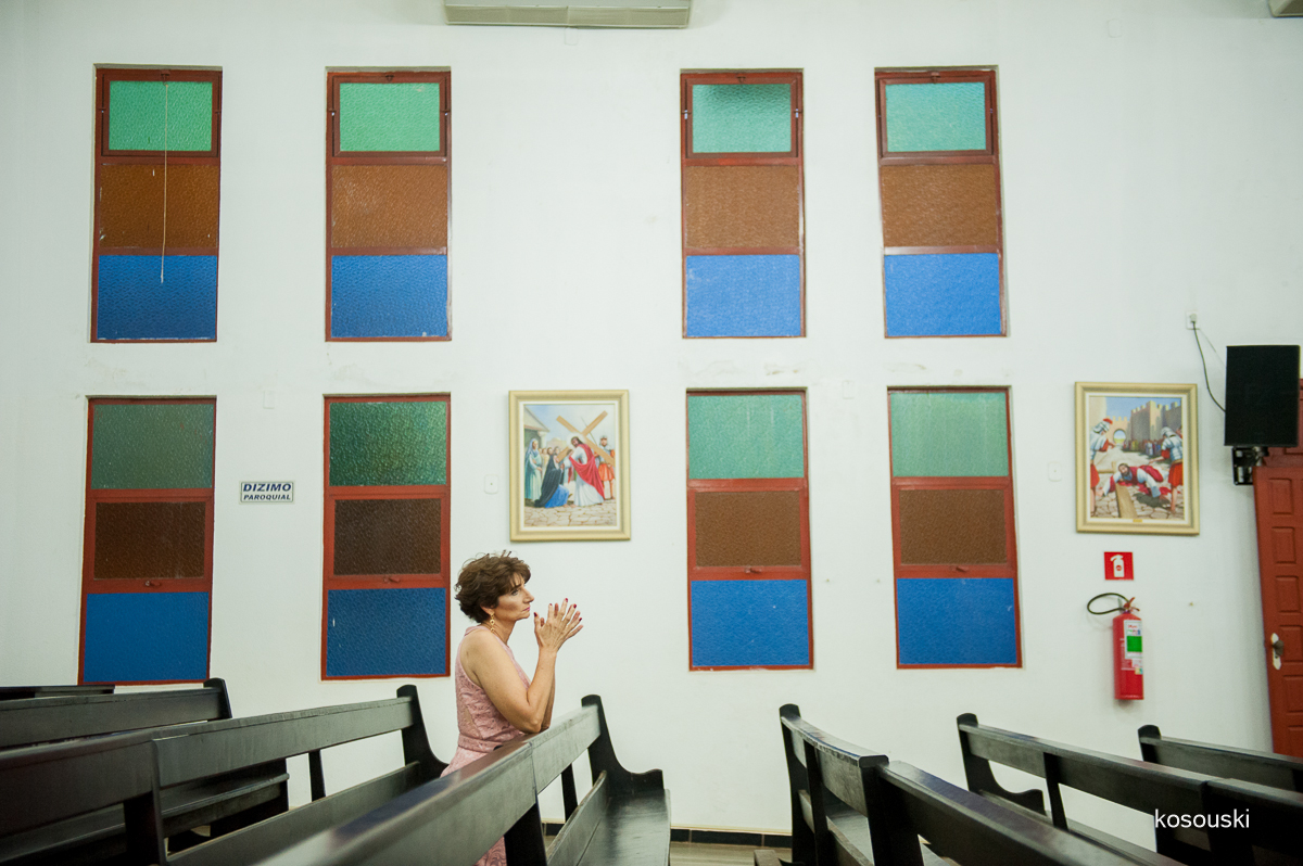 ajoelhado aos pes da cruz