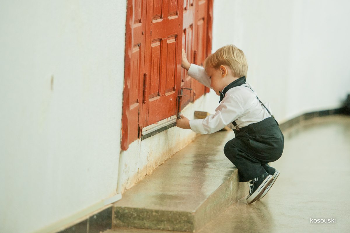 pajem abrindo a porta da igreja