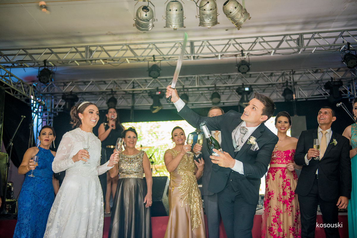 abrindo a champanhe com facão