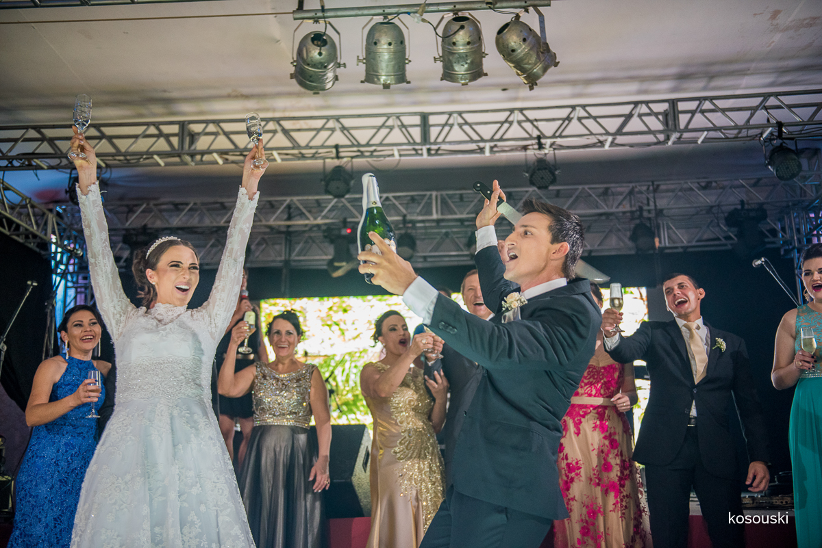 abrindo a garrafa com facão