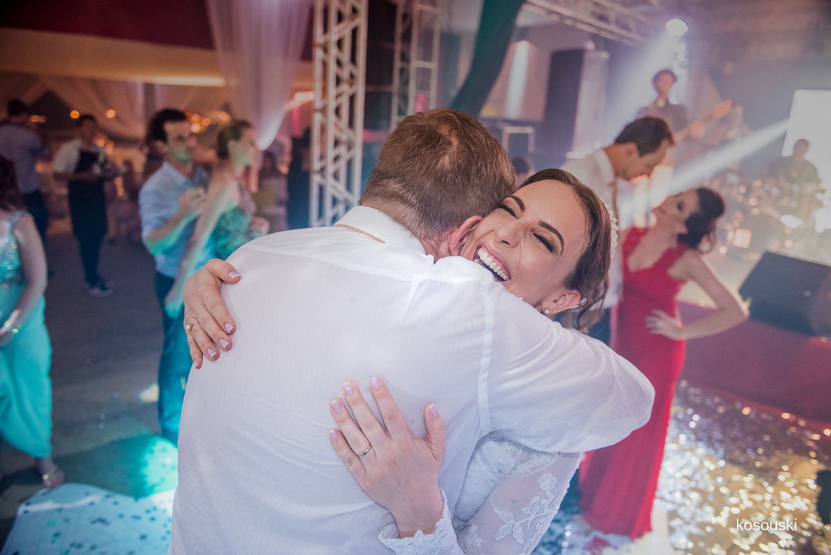 abraco de fina de festa de casamento