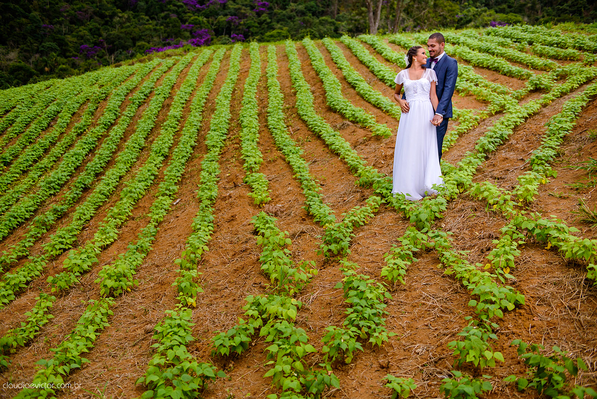 Lindo casamento com noivo e noiva realizado em Vila Velha por fotógrafos de casamento de Vila Velha fotógrafos de casamento de Vitória fotógrafos de casamento de Serra Espírito Santo e fotos externas em Pedra Azul ES