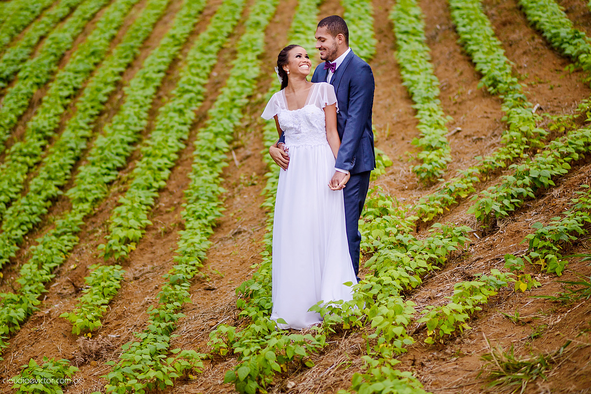 Lindo casamento com noivo e noiva realizado em Vila Velha por fotógrafos de casamento de Vila Velha fotógrafos de casamento de Vitória fotógrafos de casamento de Serra Espírito Santo e fotos externas em Pedra Azul ES