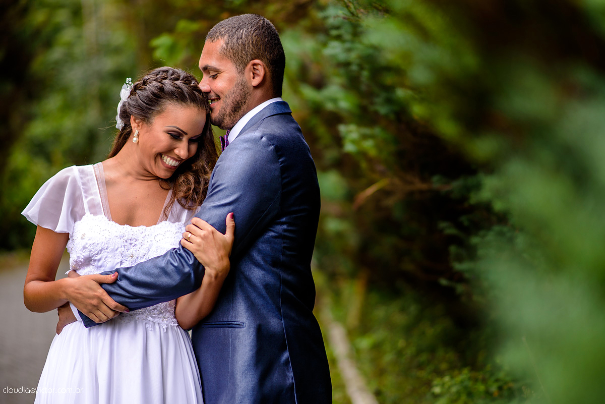 Lindo casamento com noivo e noiva realizado em Vila Velha por fotógrafos de casamento de Vila Velha fotógrafos de casamento de Vitória fotógrafos de casamento de Serra Espírito Santo e fotos externas em Pedra Azul ES