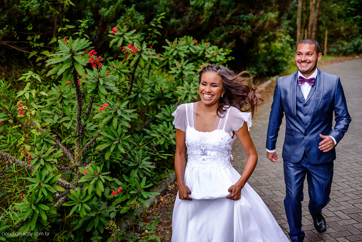 Lindo casamento com noivo e noiva realizado em Vila Velha por fotógrafos de casamento de Vila Velha fotógrafos de casamento de Vitória fotógrafos de casamento de Serra Espírito Santo e fotos externas em Pedra Azul ES