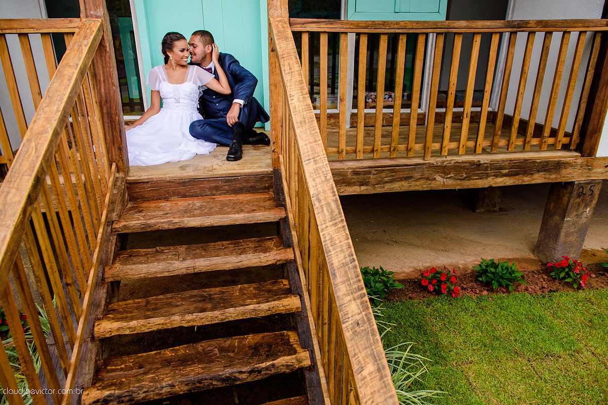 Lindo casamento com noivo e noiva realizado em Vila Velha por fotógrafos de casamento de Vila Velha fotógrafos de casamento de Vitória fotógrafos de casamento de Serra Espírito Santo e fotos externas em Pedra Azul ES