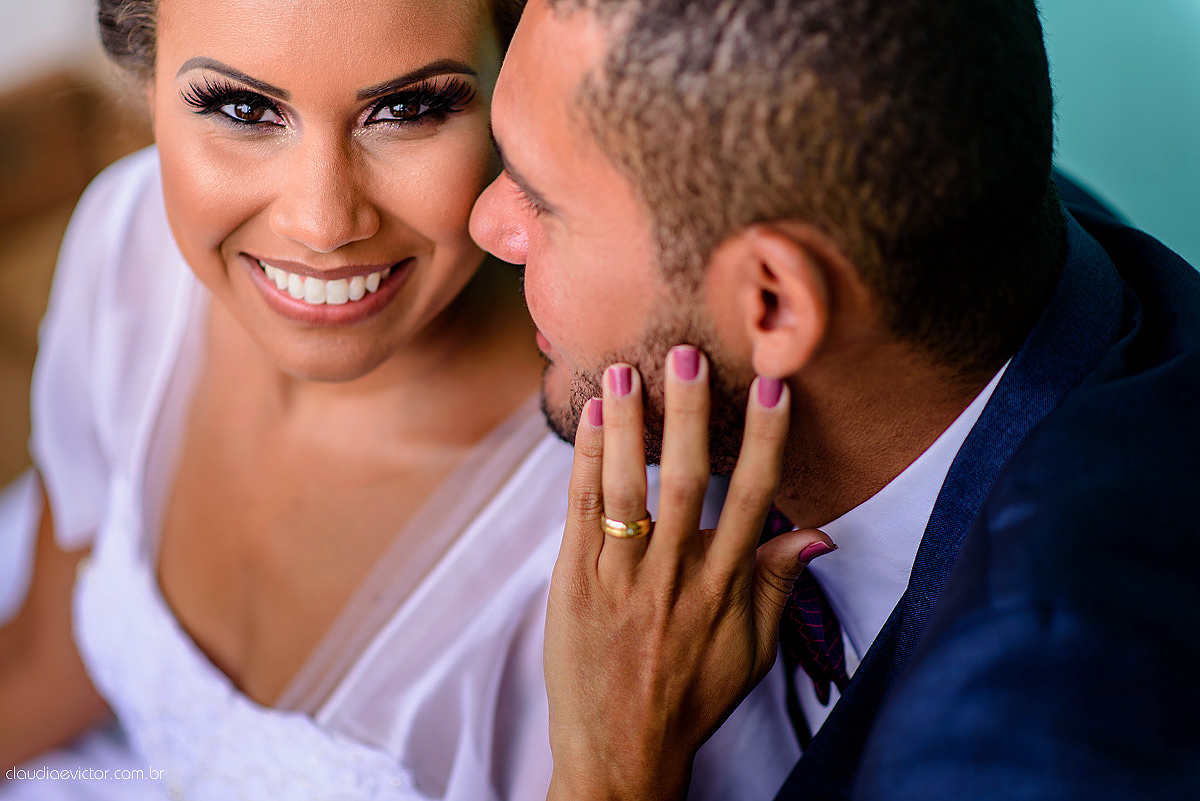 Lindo casamento com noivo e noiva realizado em Vila Velha por fotógrafos de casamento de Vila Velha fotógrafos de casamento de Vitória fotógrafos de casamento de Serra Espírito Santo e fotos externas em Pedra Azul ES