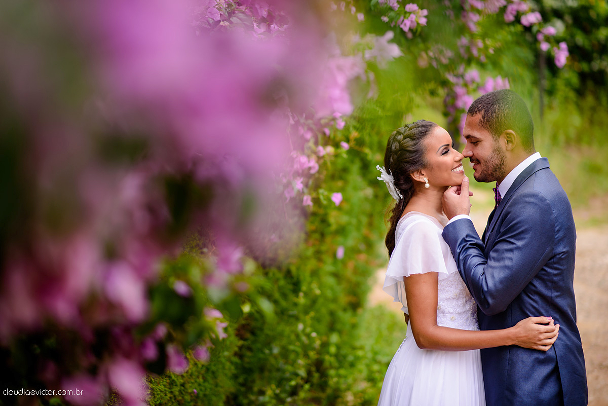 Lindo casamento com noivo e noiva realizado em Vila Velha por fotógrafos de casamento de Vila Velha fotógrafos de casamento de Vitória fotógrafos de casamento de Serra Espírito Santo e fotos externas em Pedra Azul ES
