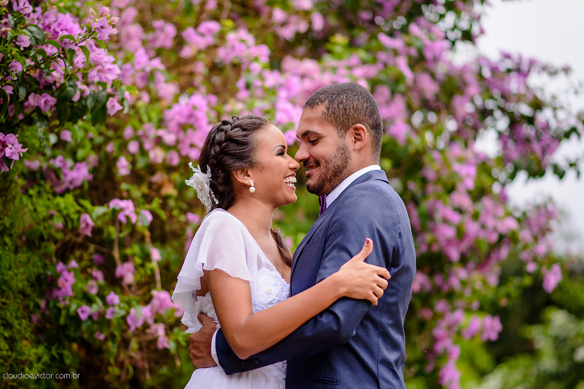 Lindo casamento com noivo e noiva realizado em Vila Velha por fotógrafos de casamento de Vila Velha fotógrafos de casamento de Vitória fotógrafos de casamento de Serra Espírito Santo e fotos externas em Pedra Azul ES