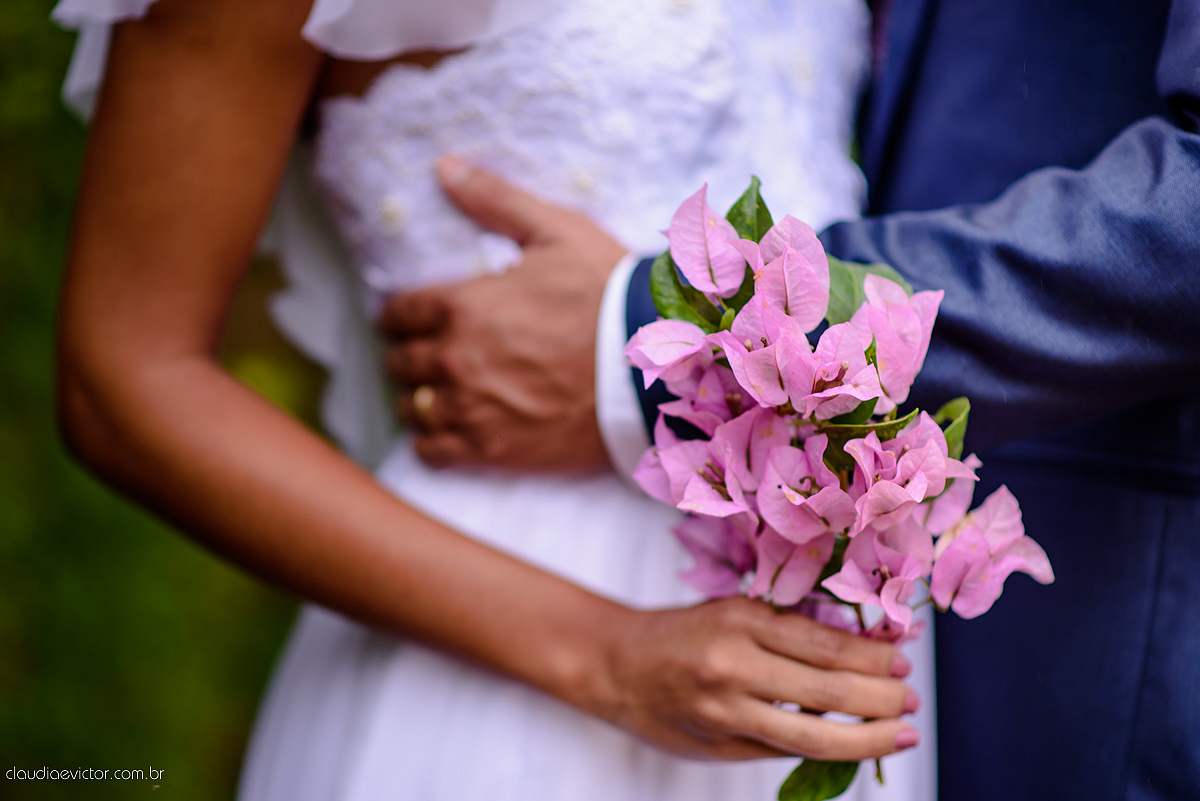 Lindo casamento com noivo e noiva realizado em Vila Velha por fotógrafos de casamento de Vila Velha fotógrafos de casamento de Vitória fotógrafos de casamento de Serra Espírito Santo e fotos externas em Pedra Azul ES