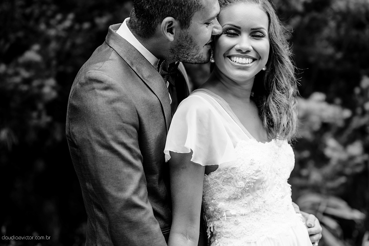 Lindo casamento com noivo e noiva realizado em Vila Velha por fotógrafos de casamento de Vila Velha fotógrafos de casamento de Vitória fotógrafos de casamento de Serra Espírito Santo e fotos externas em Pedra Azul ES