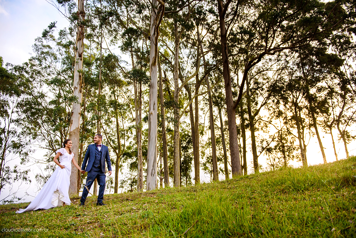 Lindo casamento com noivo e noiva realizado em Vila Velha por fotógrafos de casamento de Vila Velha fotógrafos de casamento de Vitória fotógrafos de casamento de Serra Espírito Santo e fotos externas em Pedra Azul ES