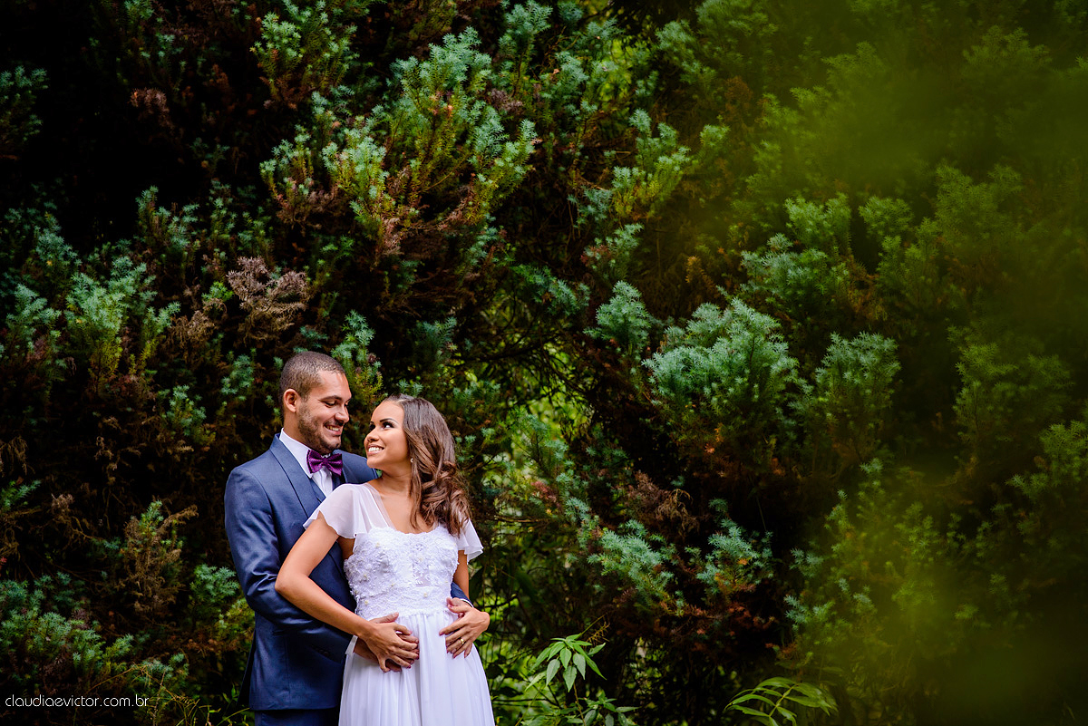 Lindo casamento com noivo e noiva realizado em Vila Velha por fotógrafos de casamento de Vila Velha fotógrafos de casamento de Vitória fotógrafos de casamento de Serra Espírito Santo e fotos externas em Pedra Azul ES