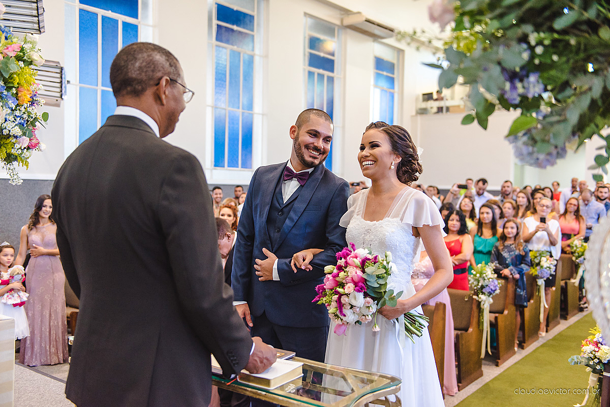Lindo casamento com noivo e noiva realizado em Vila Velha por fotógrafos de casamento de Vila Velha fotógrafos de casamento de Vitória fotógrafos de casamento de Serra Espírito Santo e fotos externas em Pedra Azul ES