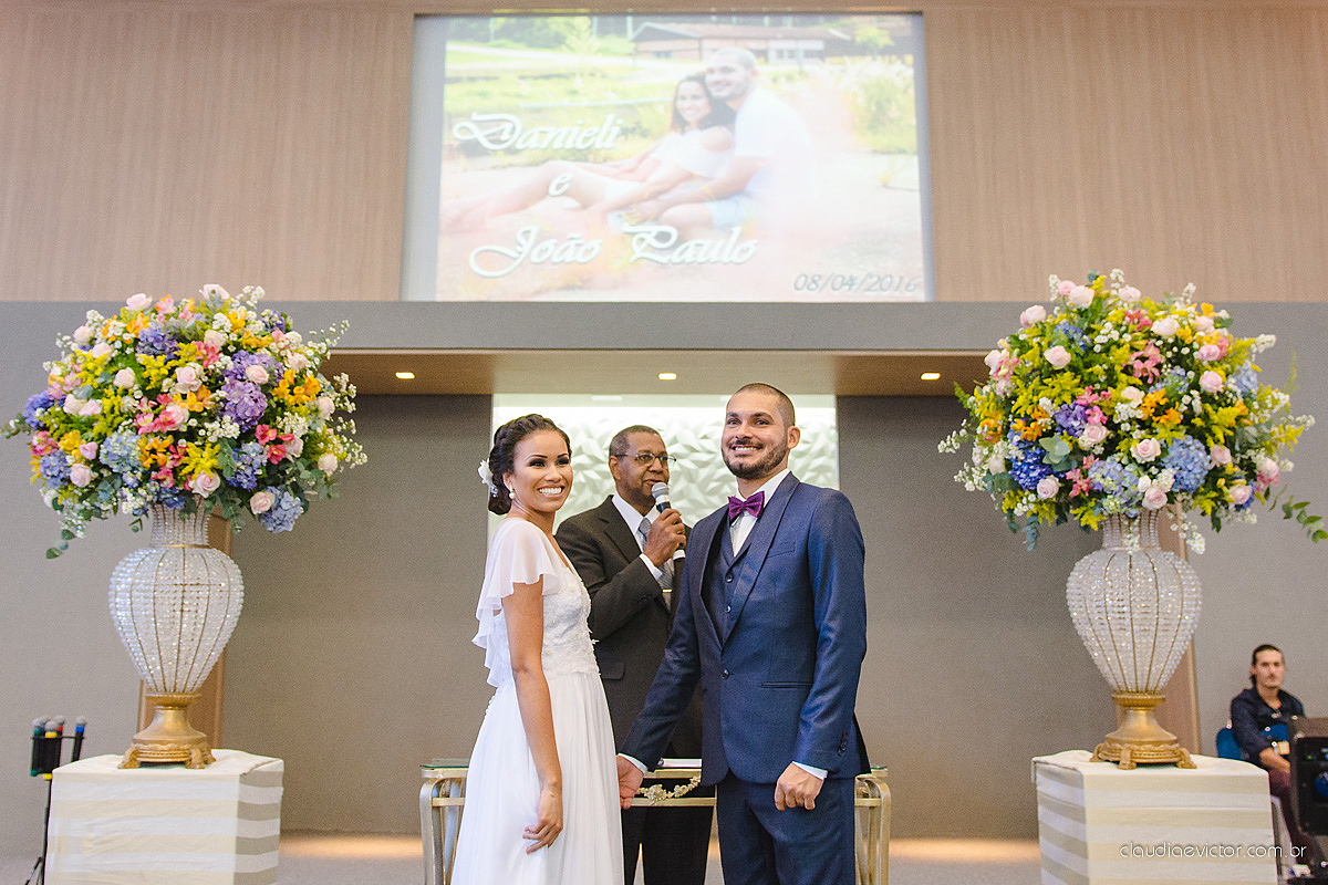 Lindo casamento com noivo e noiva realizado em Vila Velha por fotógrafos de casamento de Vila Velha fotógrafos de casamento de Vitória fotógrafos de casamento de Serra Espírito Santo e fotos externas em Pedra Azul ES