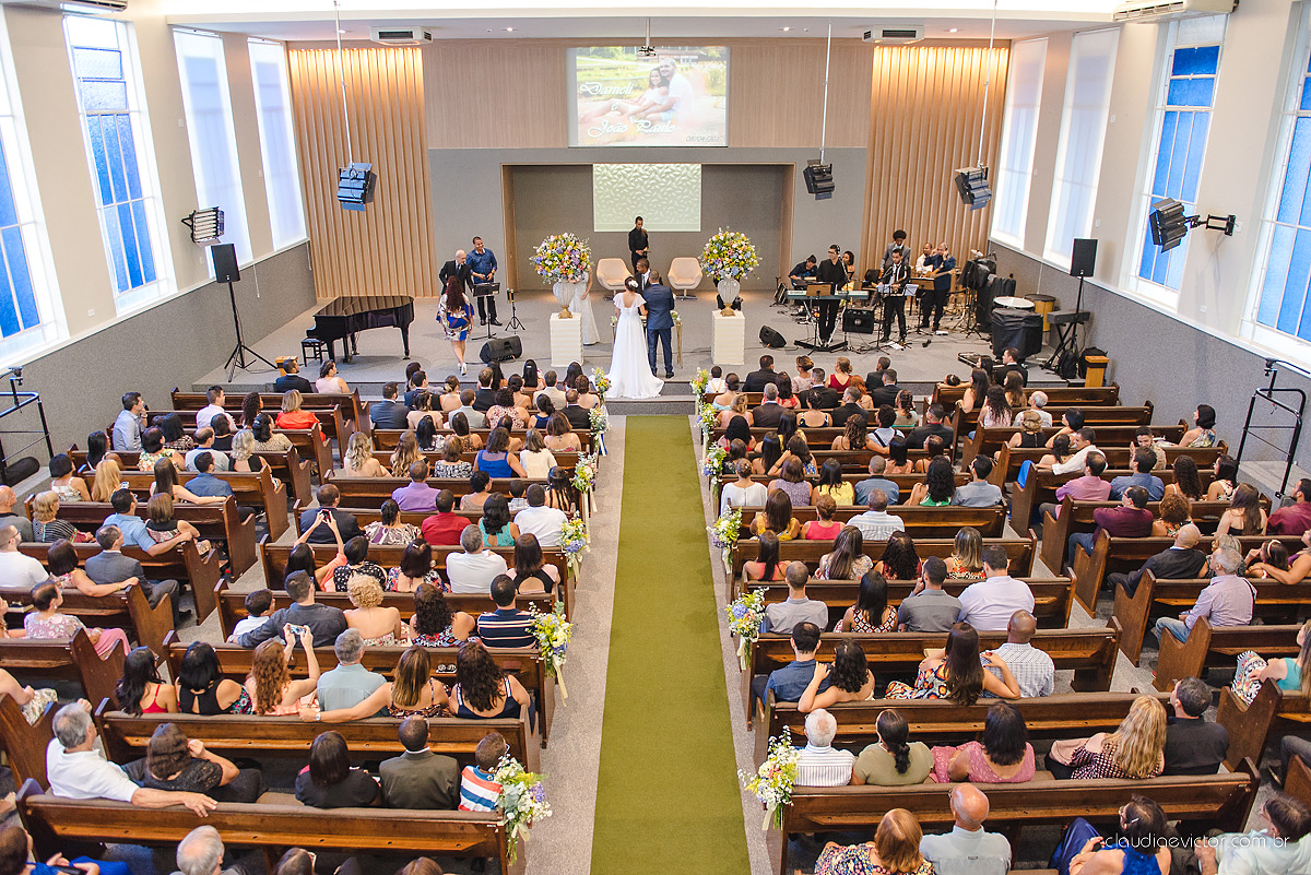 Lindo casamento com noivo e noiva realizado em Vila Velha por fotógrafos de casamento de Vila Velha fotógrafos de casamento de Vitória fotógrafos de casamento de Serra Espírito Santo e fotos externas em Pedra Azul ES