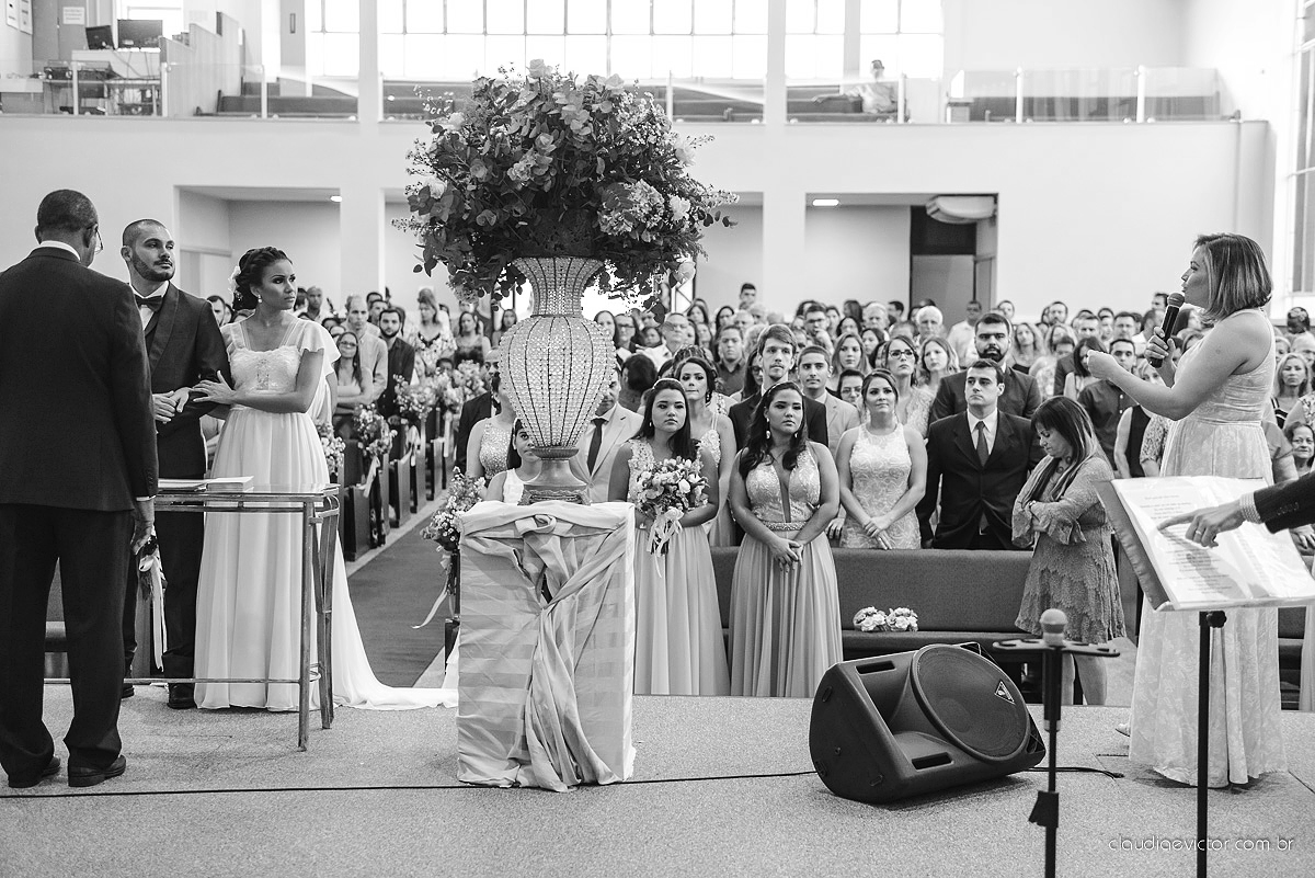 Lindo casamento com noivo e noiva realizado em Vila Velha por fotógrafos de casamento de Vila Velha fotógrafos de casamento de Vitória fotógrafos de casamento de Serra Espírito Santo e fotos externas em Pedra Azul ES