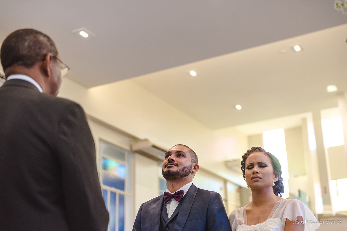 Lindo casamento com noivo e noiva realizado em Vila Velha por fotógrafos de casamento de Vila Velha fotógrafos de casamento de Vitória fotógrafos de casamento de Serra Espírito Santo e fotos externas em Pedra Azul ES