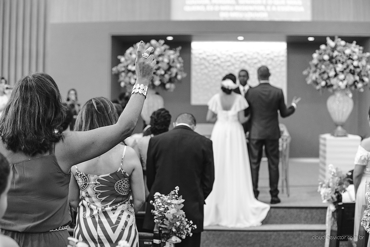 Lindo casamento com noivo e noiva realizado em Vila Velha por fotógrafos de casamento de Vila Velha fotógrafos de casamento de Vitória fotógrafos de casamento de Serra Espírito Santo e fotos externas em Pedra Azul ES