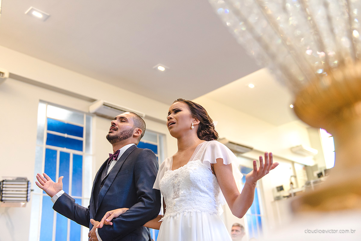 Lindo casamento com noivo e noiva realizado em Vila Velha por fotógrafos de casamento de Vila Velha fotógrafos de casamento de Vitória fotógrafos de casamento de Serra Espírito Santo e fotos externas em Pedra Azul ES