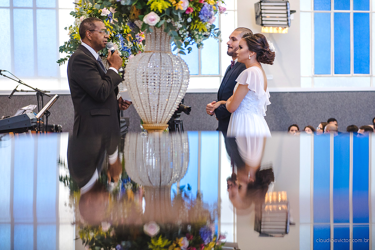 Lindo casamento com noivo e noiva realizado em Vila Velha por fotógrafos de casamento de Vila Velha fotógrafos de casamento de Vitória fotógrafos de casamento de Serra Espírito Santo e fotos externas em Pedra Azul ES
