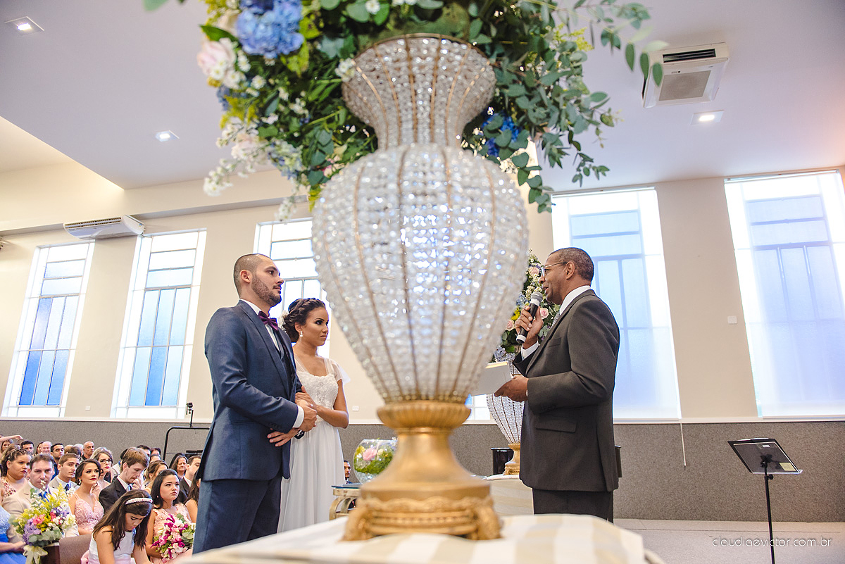 Lindo casamento com noivo e noiva realizado em Vila Velha por fotógrafos de casamento de Vila Velha fotógrafos de casamento de Vitória fotógrafos de casamento de Serra Espírito Santo e fotos externas em Pedra Azul ES