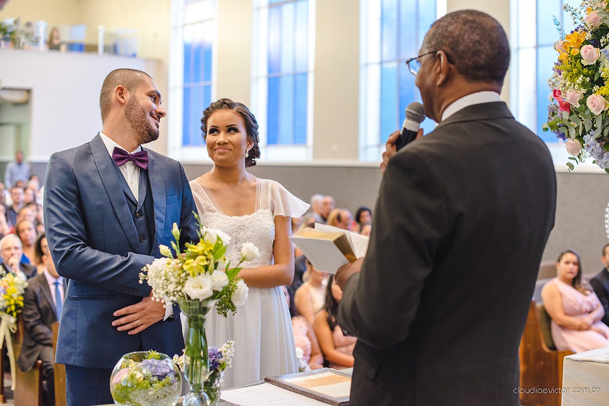 Lindo casamento com noivo e noiva realizado em Vila Velha por fotógrafos de casamento de Vila Velha fotógrafos de casamento de Vitória fotógrafos de casamento de Serra Espírito Santo e fotos externas em Pedra Azul ES