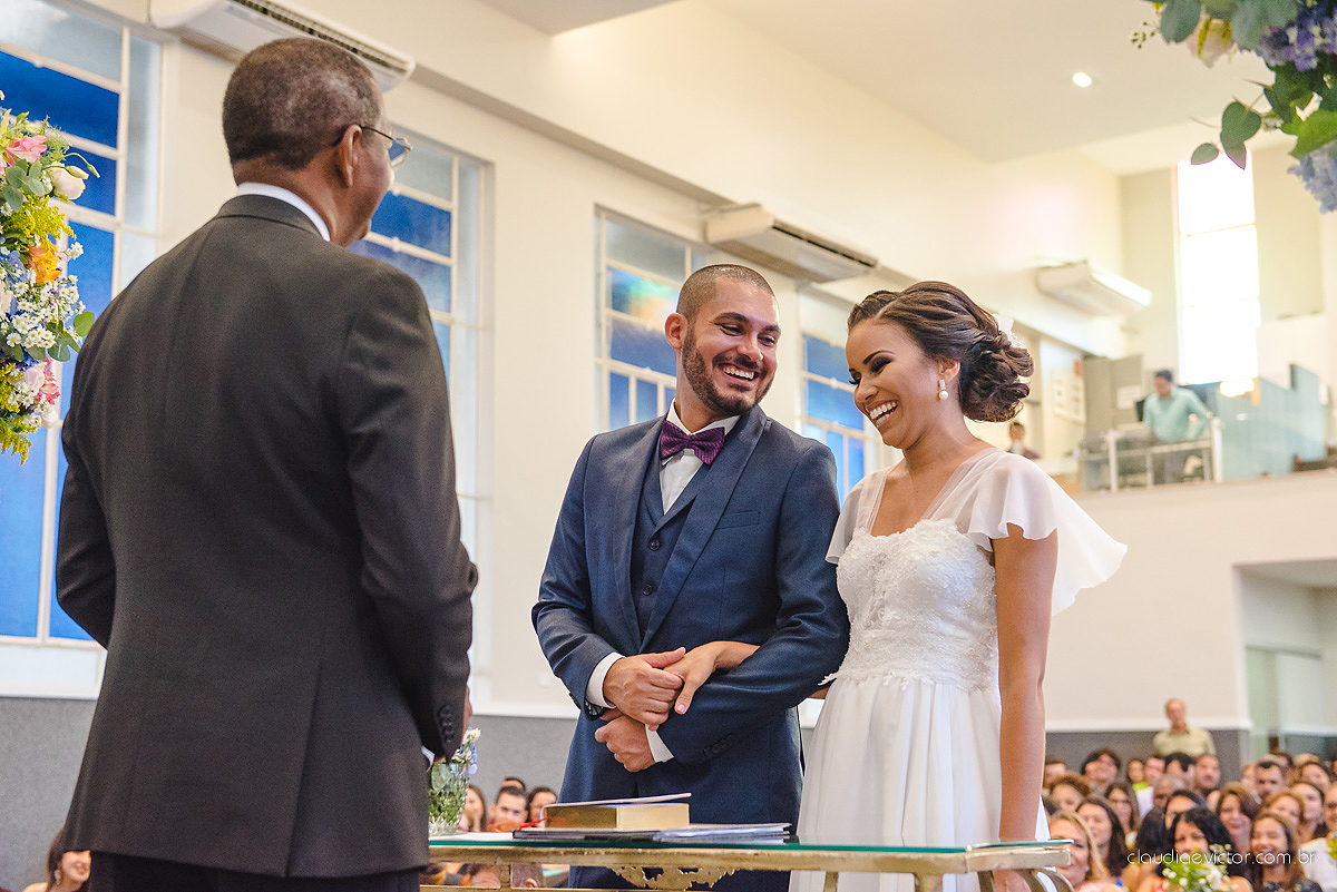 Lindo casamento com noivo e noiva realizado em Vila Velha por fotógrafos de casamento de Vila Velha fotógrafos de casamento de Vitória fotógrafos de casamento de Serra Espírito Santo e fotos externas em Pedra Azul ES