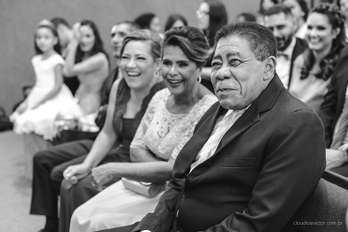 Lindo casamento com noivo e noiva realizado em Vila Velha por fotógrafos de casamento de Vila Velha fotógrafos de casamento de Vitória fotógrafos de casamento de Serra Espírito Santo e fotos externas em Pedra Azul ES