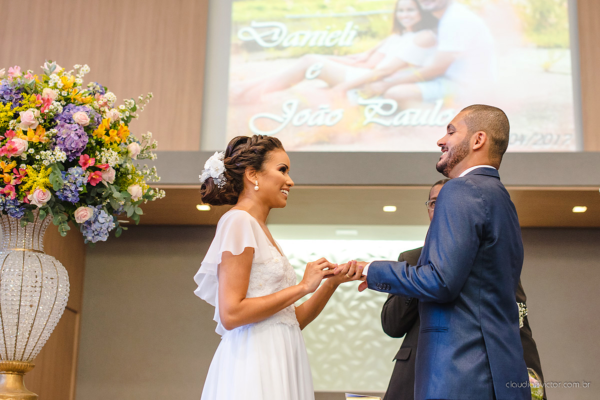 Lindo casamento com noivo e noiva realizado em Vila Velha por fotógrafos de casamento de Vila Velha fotógrafos de casamento de Vitória fotógrafos de casamento de Serra Espírito Santo e fotos externas em Pedra Azul ES