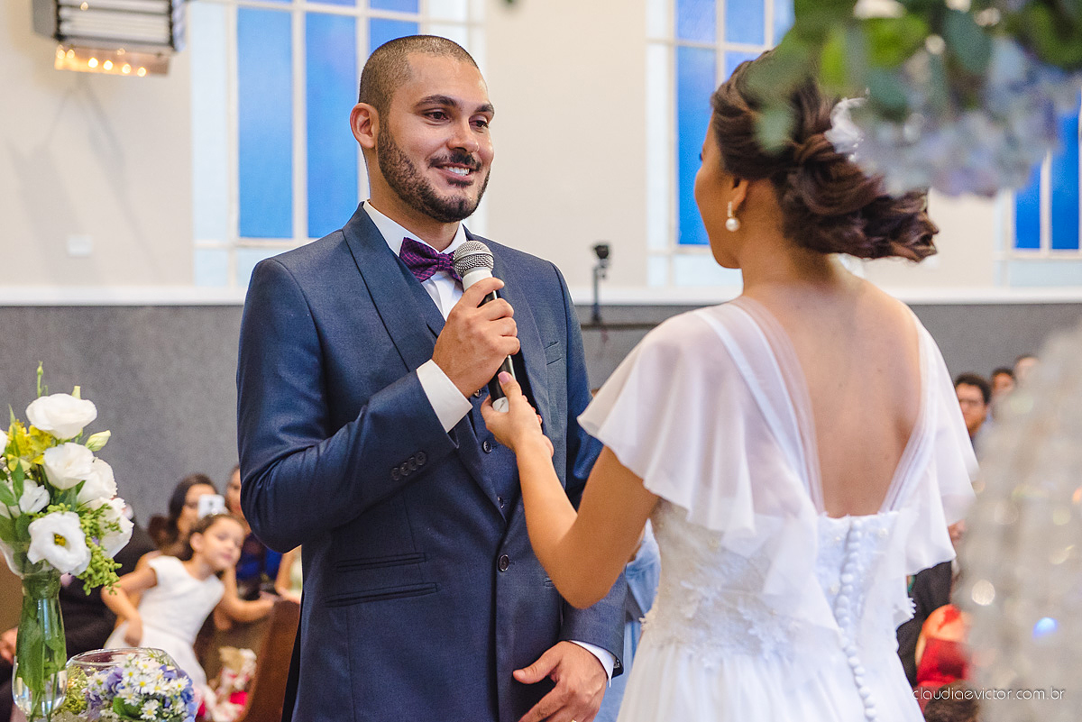Lindo casamento com noivo e noiva realizado em Vila Velha por fotógrafos de casamento de Vila Velha fotógrafos de casamento de Vitória fotógrafos de casamento de Serra Espírito Santo e fotos externas em Pedra Azul ES
