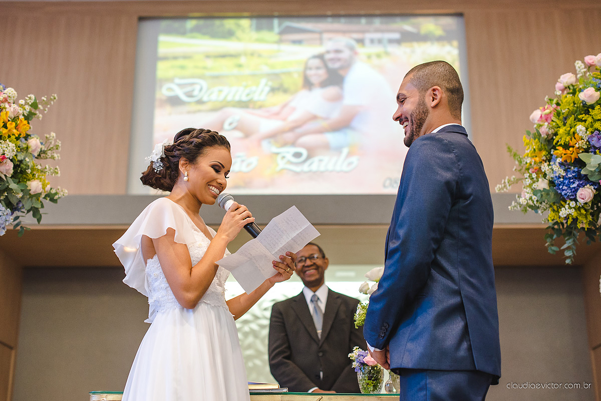 Lindo casamento com noivo e noiva realizado em Vila Velha por fotógrafos de casamento de Vila Velha fotógrafos de casamento de Vitória fotógrafos de casamento de Serra Espírito Santo e fotos externas em Pedra Azul ES