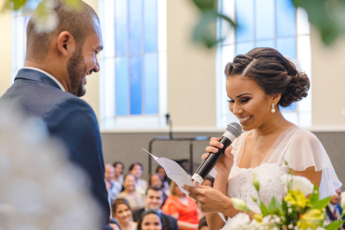 Lindo casamento com noivo e noiva realizado em Vila Velha por fotógrafos de casamento de Vila Velha fotógrafos de casamento de Vitória fotógrafos de casamento de Serra Espírito Santo e fotos externas em Pedra Azul ES