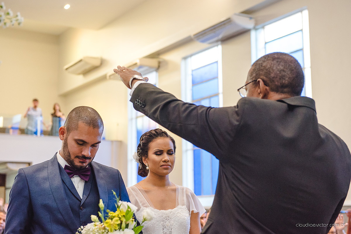 Lindo casamento com noivo e noiva realizado em Vila Velha por fotógrafos de casamento de Vila Velha fotógrafos de casamento de Vitória fotógrafos de casamento de Serra Espírito Santo e fotos externas em Pedra Azul ES