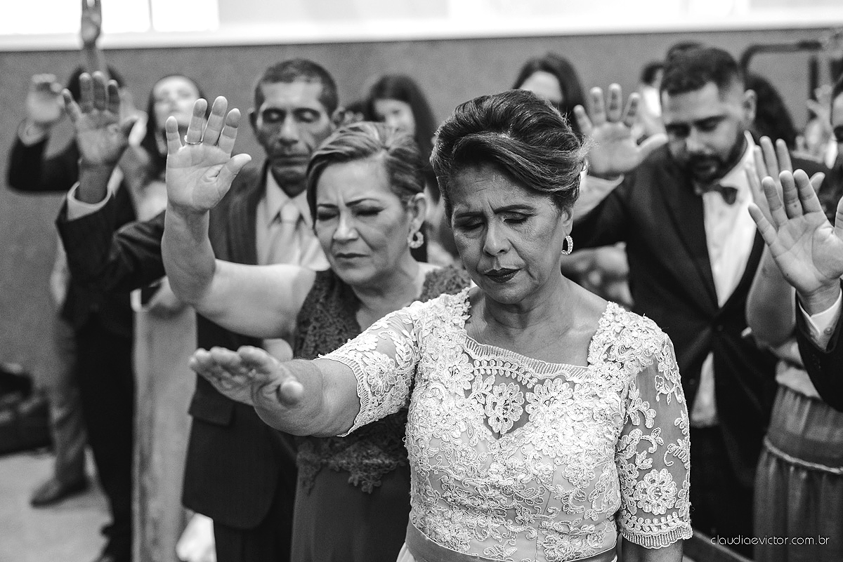Lindo casamento com noivo e noiva realizado em Vila Velha por fotógrafos de casamento de Vila Velha fotógrafos de casamento de Vitória fotógrafos de casamento de Serra Espírito Santo e fotos externas em Pedra Azul ES