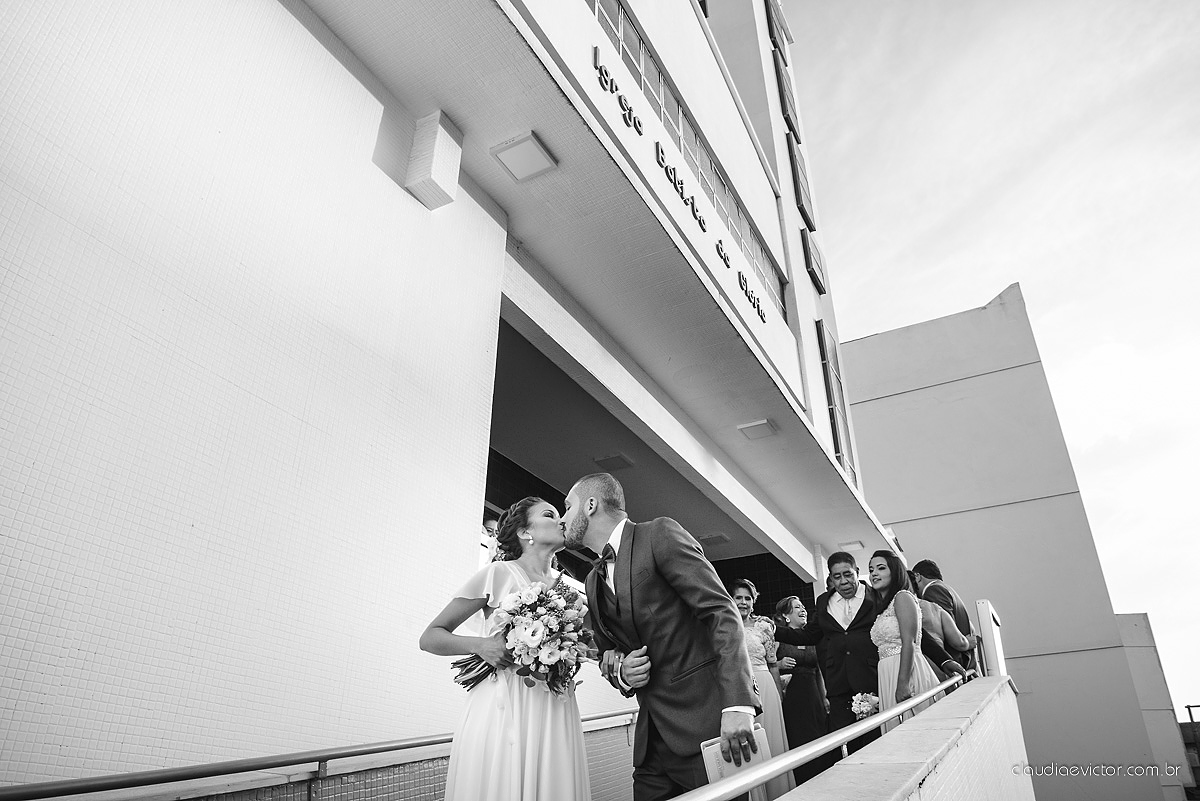 Lindo casamento com noivo e noiva realizado em Vila Velha por fotógrafos de casamento de Vila Velha fotógrafos de casamento de Vitória fotógrafos de casamento de Serra Espírito Santo e fotos externas em Pedra Azul ES