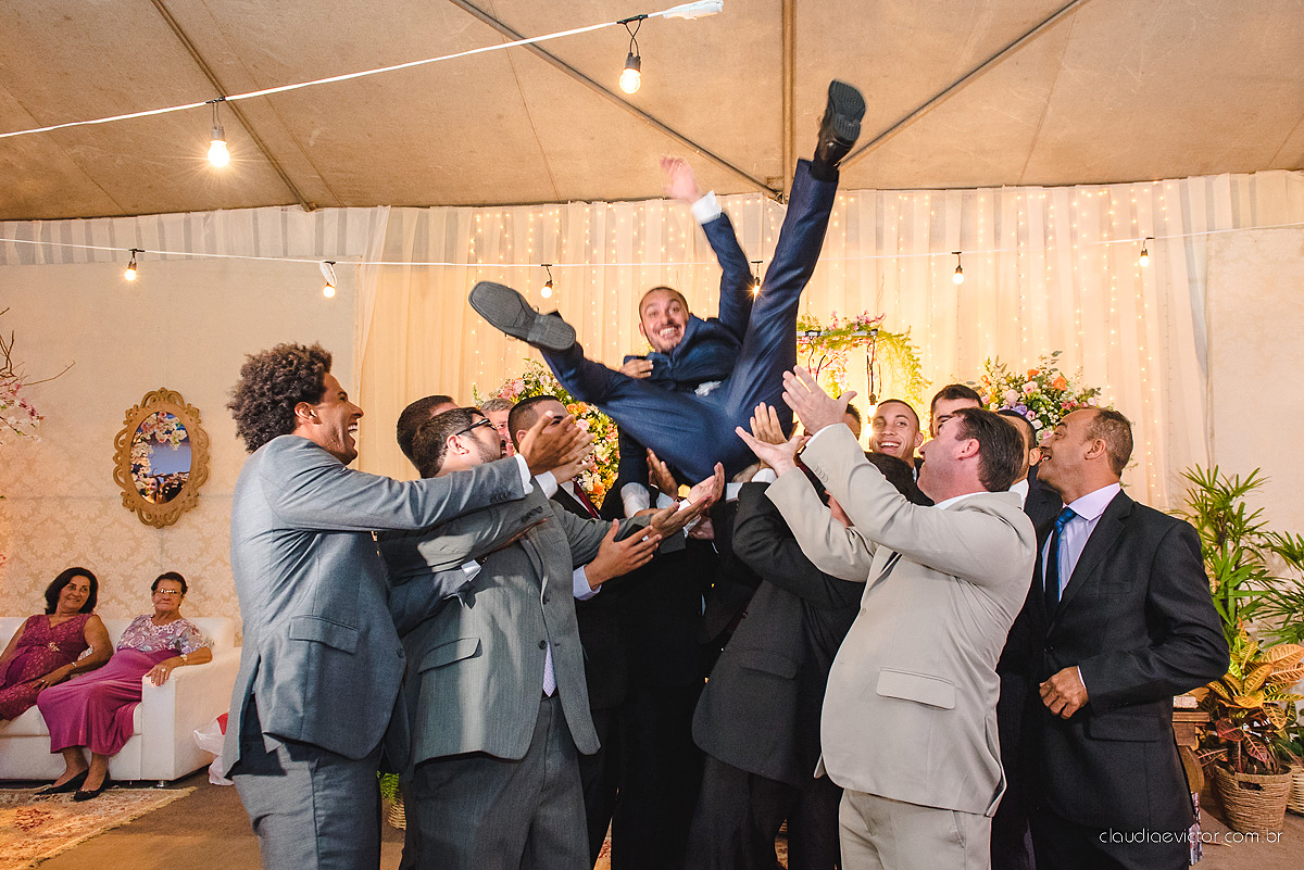 Lindo casamento com noivo e noiva realizado em Vila Velha por fotógrafos de casamento de Vila Velha fotógrafos de casamento de Vitória fotógrafos de casamento de Serra Espírito Santo e fotos externas em Pedra Azul ES