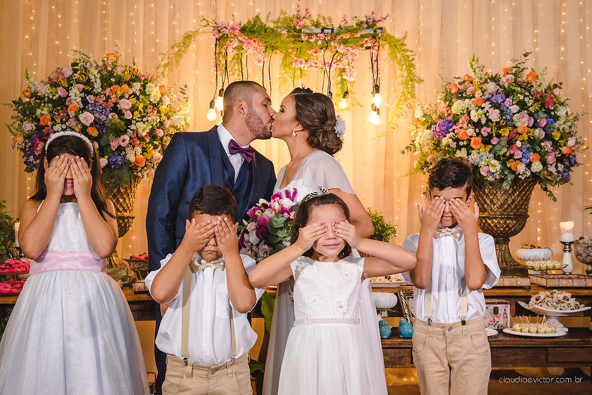 Lindo casamento com noivo e noiva realizado em Vila Velha por fotógrafos de casamento de Vila Velha fotógrafos de casamento de Vitória fotógrafos de casamento de Serra Espírito Santo e fotos externas em Pedra Azul ES
