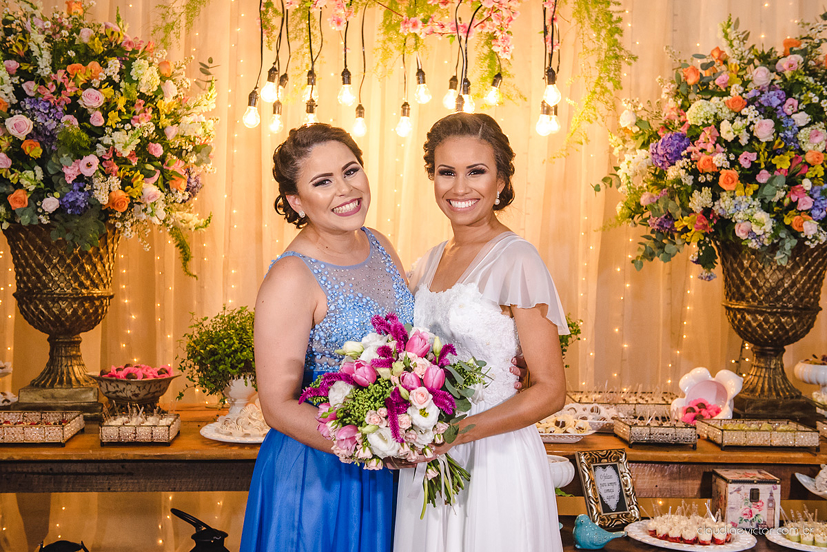 Lindo casamento com noivo e noiva realizado em Vila Velha por fotógrafos de casamento de Vila Velha fotógrafos de casamento de Vitória fotógrafos de casamento de Serra Espírito Santo e fotos externas em Pedra Azul ES