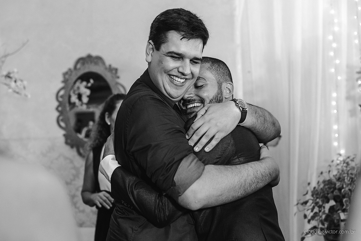 Lindo casamento com noivo e noiva realizado em Vila Velha por fotógrafos de casamento de Vila Velha fotógrafos de casamento de Vitória fotógrafos de casamento de Serra Espírito Santo e fotos externas em Pedra Azul ES