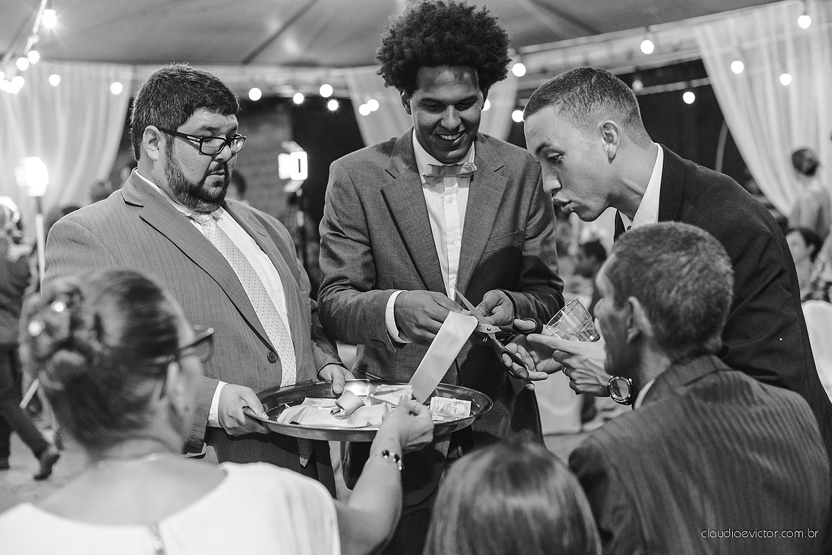 Lindo casamento com noivo e noiva realizado em Vila Velha por fotógrafos de casamento de Vila Velha fotógrafos de casamento de Vitória fotógrafos de casamento de Serra Espírito Santo e fotos externas em Pedra Azul ES