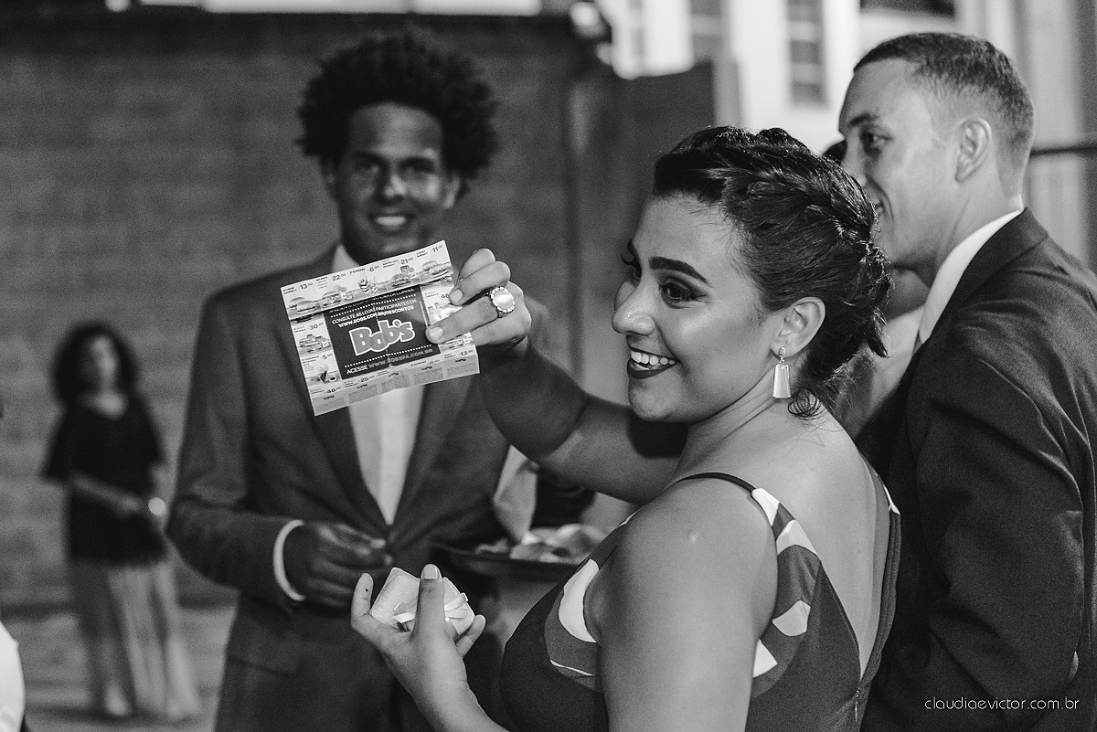 Lindo casamento com noivo e noiva realizado em Vila Velha por fotógrafos de casamento de Vila Velha fotógrafos de casamento de Vitória fotógrafos de casamento de Serra Espírito Santo e fotos externas em Pedra Azul ES