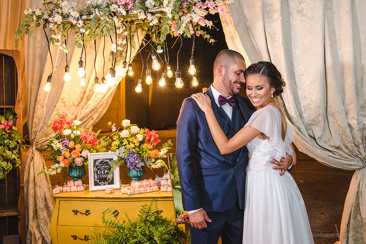 Lindo casamento com noivo e noiva realizado em Vila Velha por fotógrafos de casamento de Vila Velha fotógrafos de casamento de Vitória fotógrafos de casamento de Serra Espírito Santo e fotos externas em Pedra Azul ES