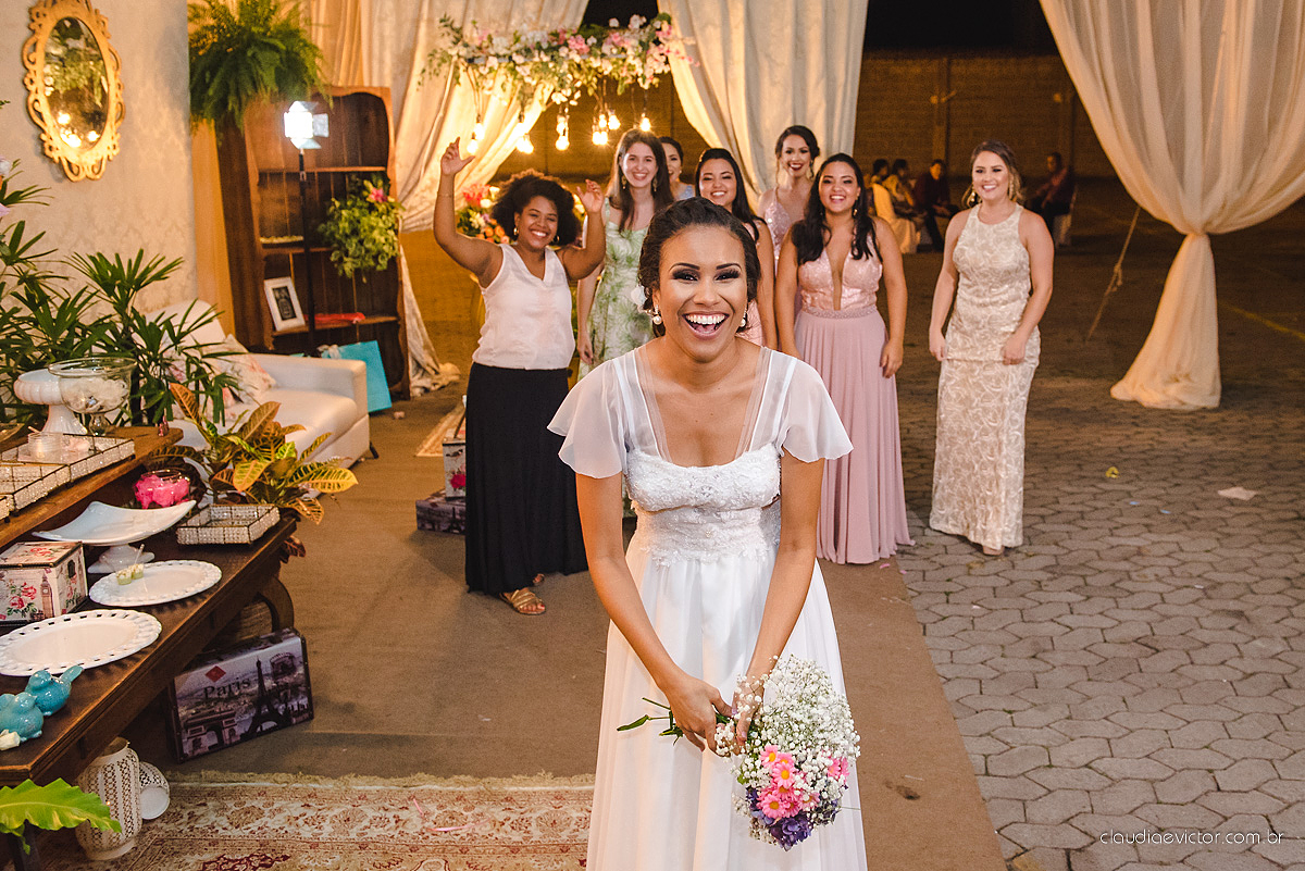 Lindo casamento com noivo e noiva realizado em Vila Velha por fotógrafos de casamento de Vila Velha fotógrafos de casamento de Vitória fotógrafos de casamento de Serra Espírito Santo e fotos externas em Pedra Azul ES
