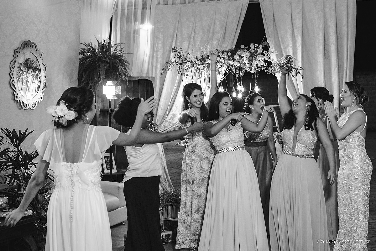 Lindo casamento com noivo e noiva realizado em Vila Velha por fotógrafos de casamento de Vila Velha fotógrafos de casamento de Vitória fotógrafos de casamento de Serra Espírito Santo e fotos externas em Pedra Azul ES