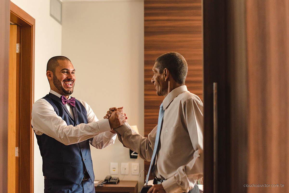 Lindo casamento com noivo e noiva realizado em Vila Velha por fotógrafos de casamento de Vila Velha fotógrafos de casamento de Vitória fotógrafos de casamento de Serra Espírito Santo e fotos externas em Pedra Azul ES
